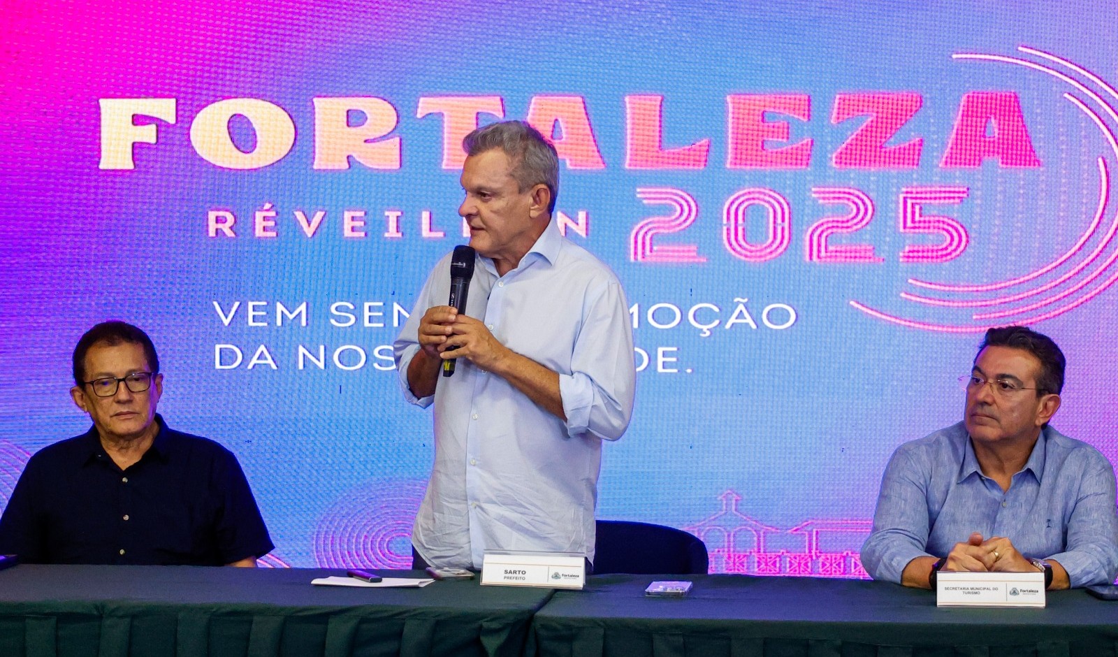 prefeito sarto fala durante a coletiva